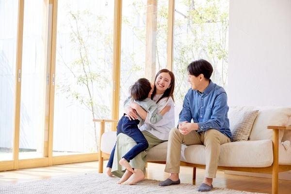 家族が笑顔でくつろぐ様子